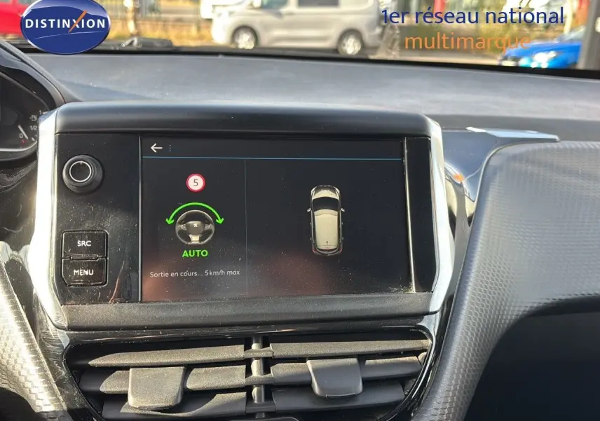 Écran central tactile de la Peugeot 208 2019 affichant l'assistance au stationnement en mode automatique.