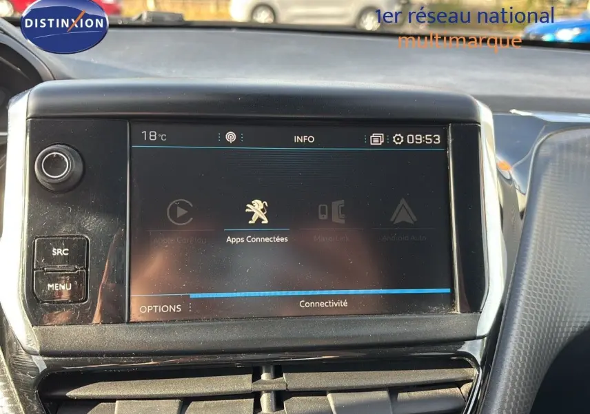 Écran tactile central de la Peugeot 208 noire perle métal, affichant les options de connectivité, vue intérieure frontale.