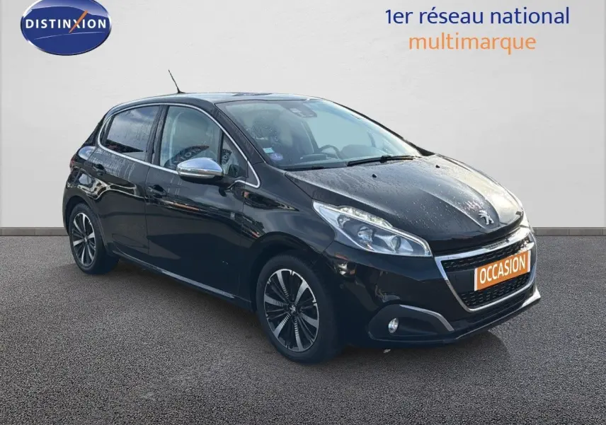 Peugeot 208 noir perle métal vue 3/4 avant droit, avec jantes alliage et rétroviseurs chromés.
