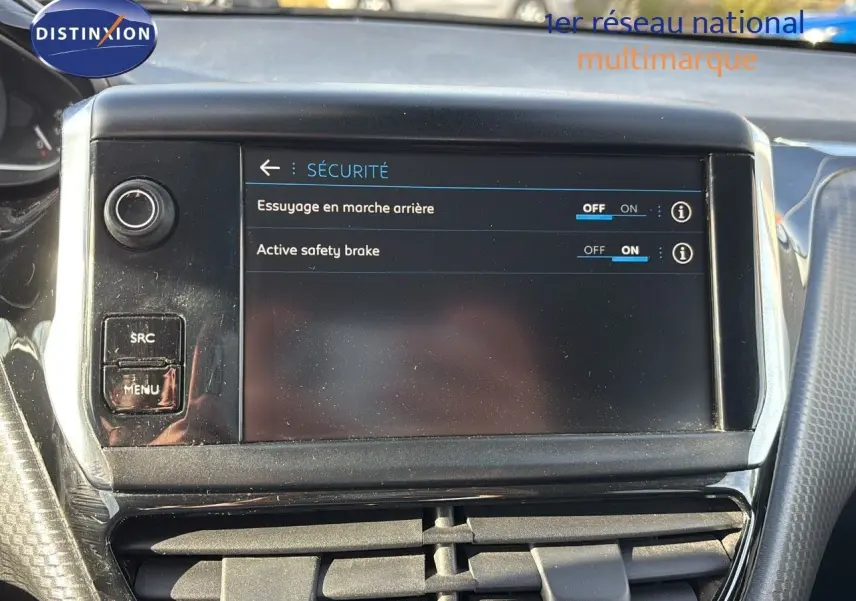 Écran tactile central du tableau de bord du Peugeot 208 1.2 PureTech 110 Tech Edition affichant les réglages de sécurité.
