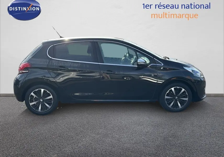 Profil latéral droit d'une Peugeot 208 noire perle métal 5 portes, avec jantes alliage et rétroviseurs chromés.
