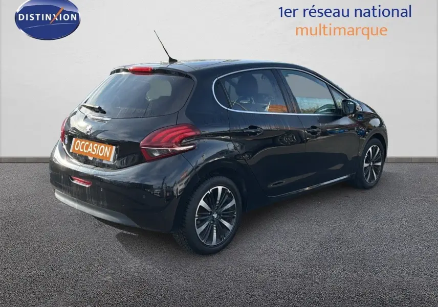 Peugeot 208 noir perle métal vue 3/4 arrière droit, compacte cinq portes avec feux arrière distinctifs.