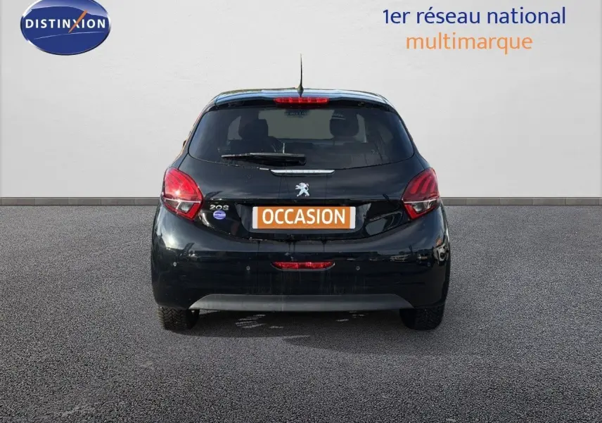 Vue arrière d'une Peugeot 208 noire perle métal de 2019 avec plaque "OCCASION" sur fond neutre.
