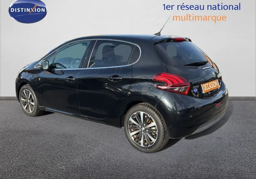Peugeot 208 noir perle métal vue de trois quarts arrière côté gauche, avec jantes alliage et feux arrière LED.