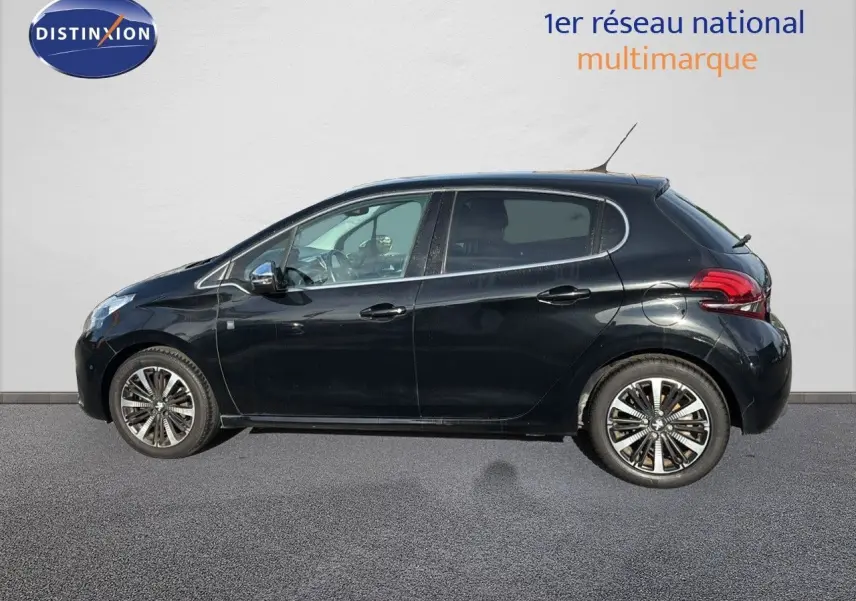 Profil côté gauche d'une Peugeot 208 noire perle métal 5 portes, avec jantes alliage et vitres teintées.
