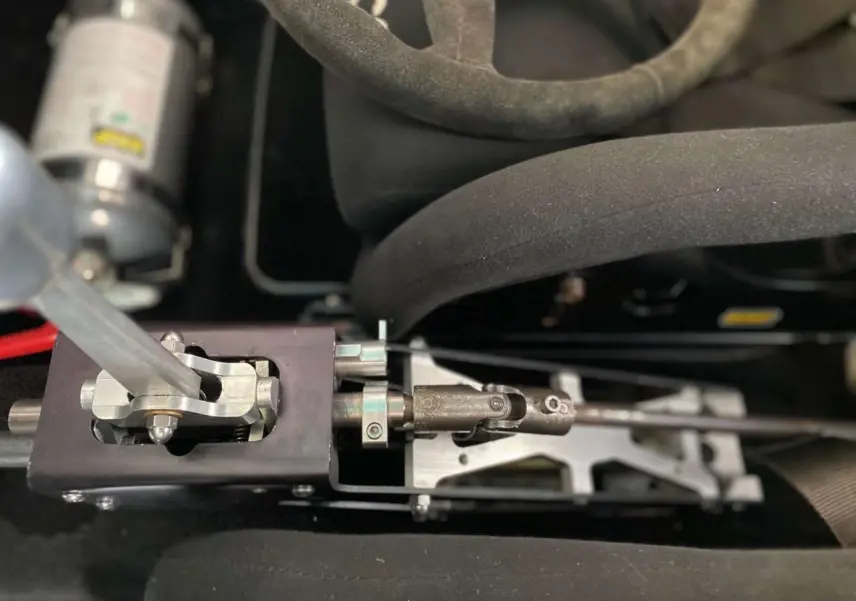 Gros plan intérieur sur le sélecteur de vitesse à commande rigide de la Porsche 911 3.0 SC gris métallisé de 1980.