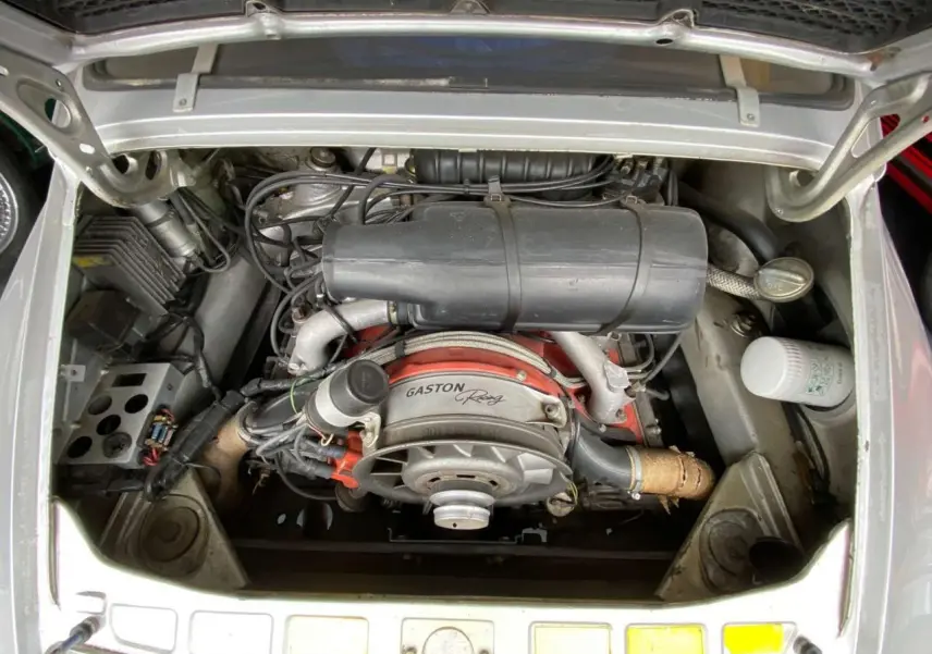 Moteur vu de dessus d'une Porsche 911 3.0 SC gris métallisé, avec bloc marqué Gaston Racing.