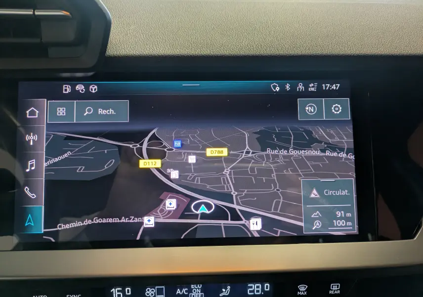 Vue intérieure du système de navigation MMI tactile de l'Audi A3 Sportback 2021 avec carte et indications routières.