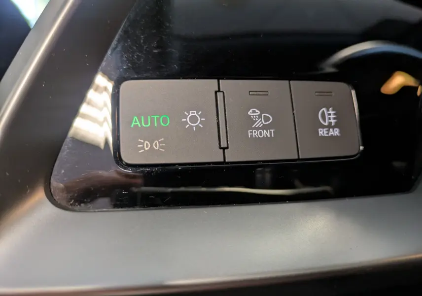 Gros plan sur les commandes d'éclairage automatiques et antibrouillard avant/arrière de l'Audi A3 Sportback 35 TDI bleu.