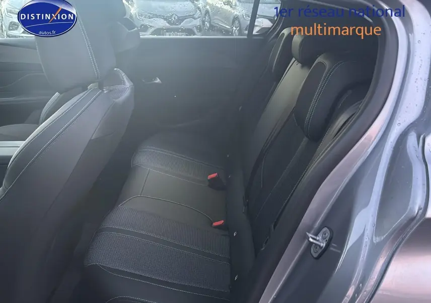 Vue intérieure côté droit sur la banquette arrière noire avec surpiqûres blanches d'une Peugeot 308 gris artense 2025.