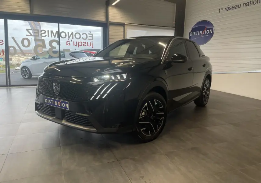 Peugeot 3008 GT noir métallisé, vue 3/4 avant droit en intérieur avec feux LED griffes allumés.