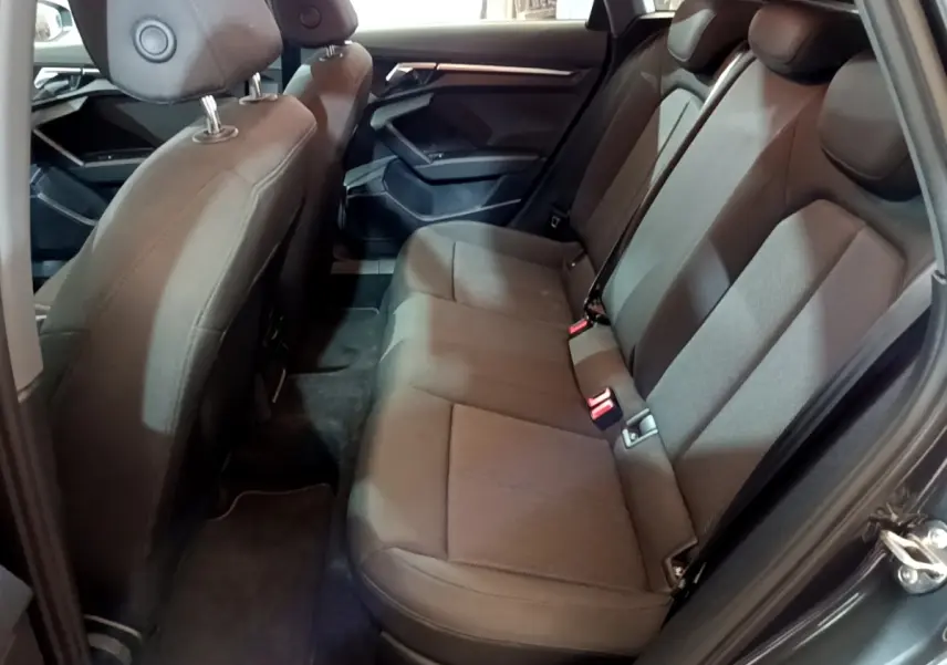 Vue intérieure côté droit sur la banquette arrière grise foncée de l'Audi A3 35 TFSI 150 MHEV Business Line 2021.