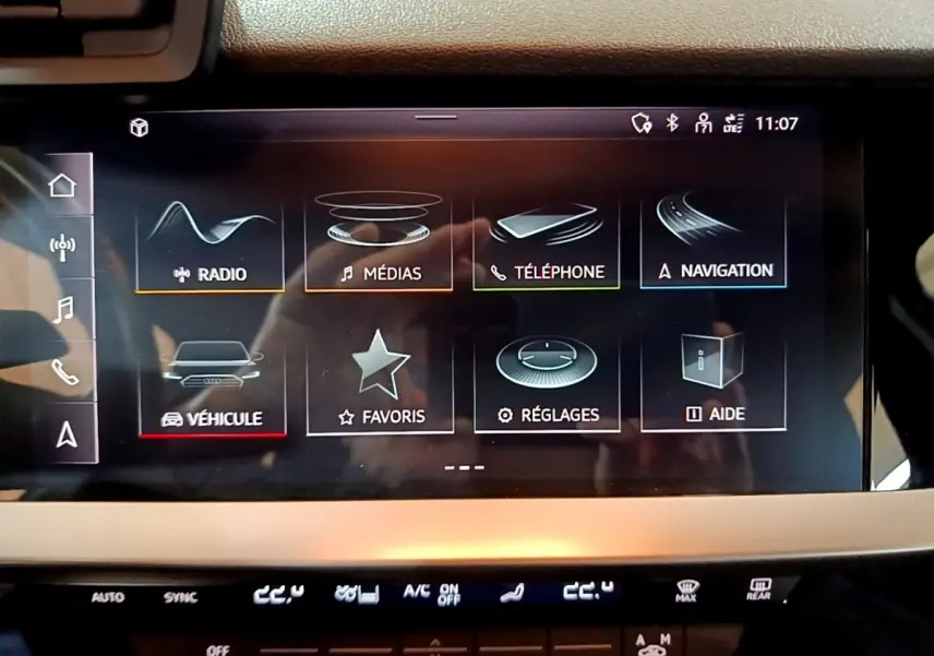 Écran tactile central de l'Audi A3 35 TFSI 2021 affichant le menu multimédia et navigation, intérieur noir.