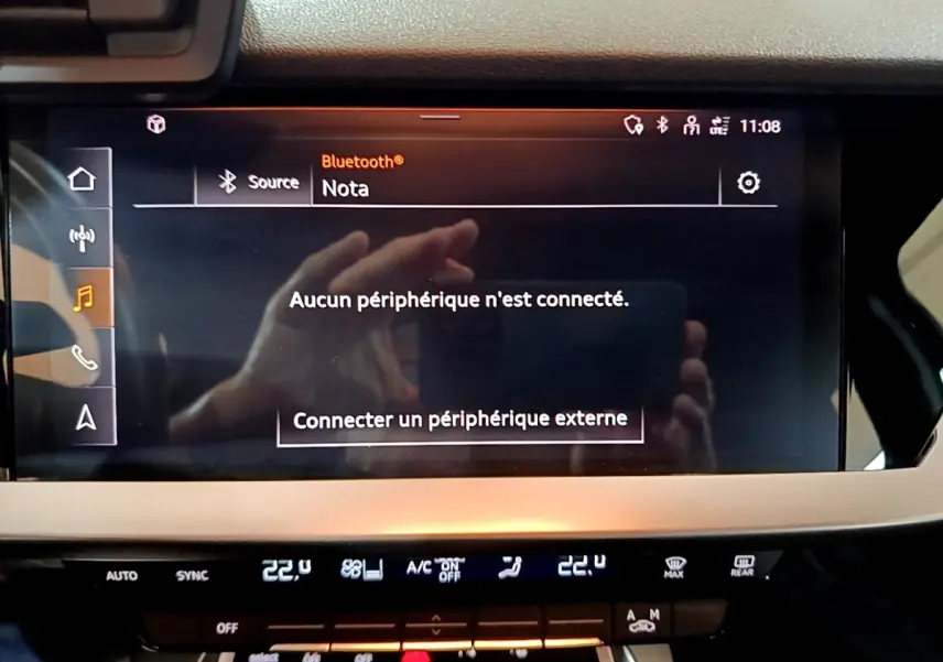 Écran tactile central de l’Audi A3 Business Line 2021, affichage Bluetooth, intérieur noir avec commandes climatisation.