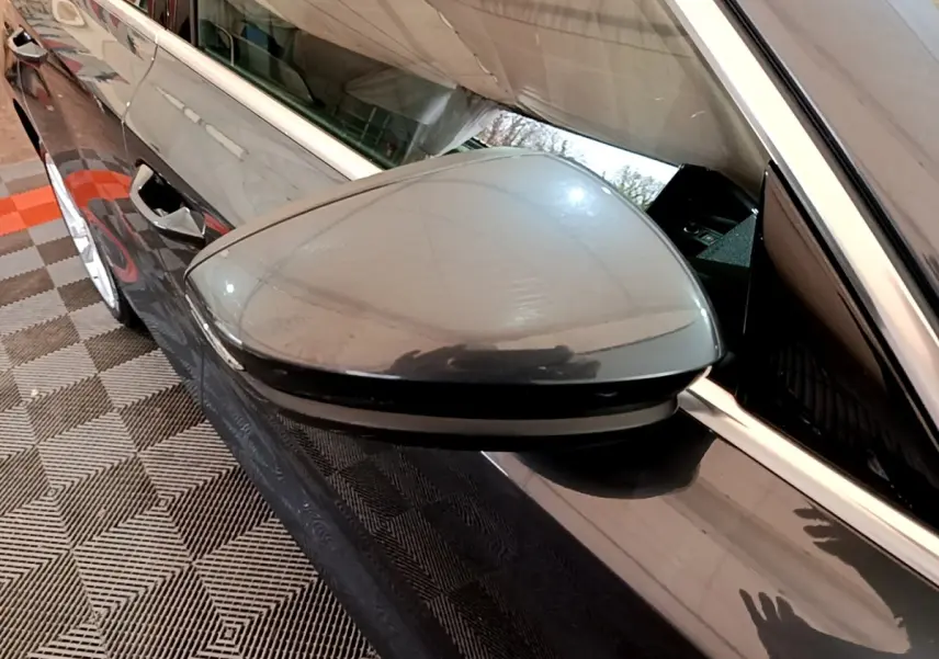 Rétroviseur côté gauche gris foncé de l’Audi A3 35 TFSI 150 MHEV Business Line, vue rapprochée en angle oblique.