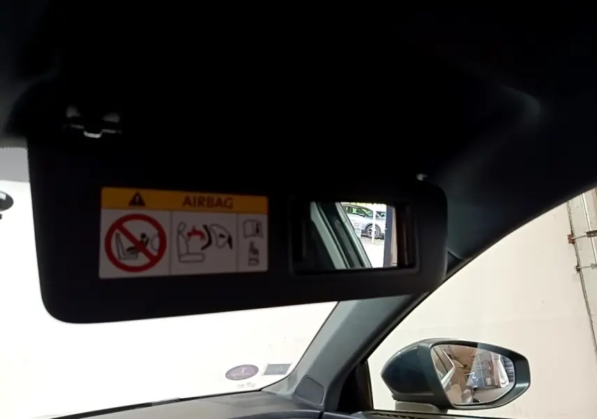 Vue intérieure côté conducteur sur le pare-soleil avec miroir et rétroviseur extérieur gris foncé d'Audi A3 35 TFSI 2021.