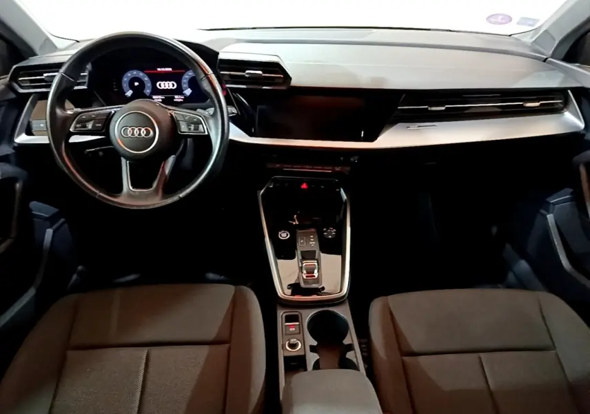 Vue intérieure avant de l’Audi A3 35 TFSI Business Line 2021, volant cuir multifonctions et tableau de bord numérique.