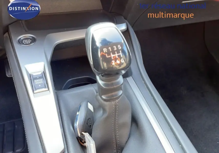 Gros plan sur le levier de vitesses manuel de la Peugeot 308 2024 avec bouton start/stop et commande Drive Mode.