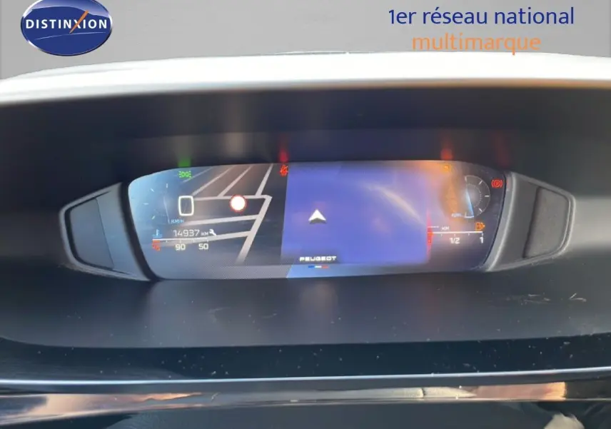Tableau de bord numérique de Peugeot 308 2024 affichant la navigation et les compteurs, vue frontale intérieure.