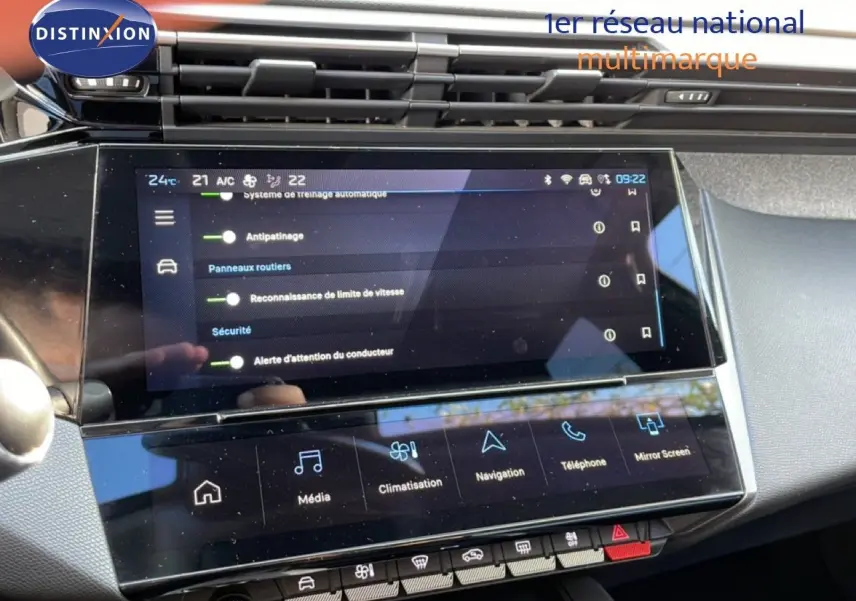 Écran tactile central de la Peugeot 308 1.2 PureTech 130ch Allure 2024, affichant les réglages de sécurité et climatisation.