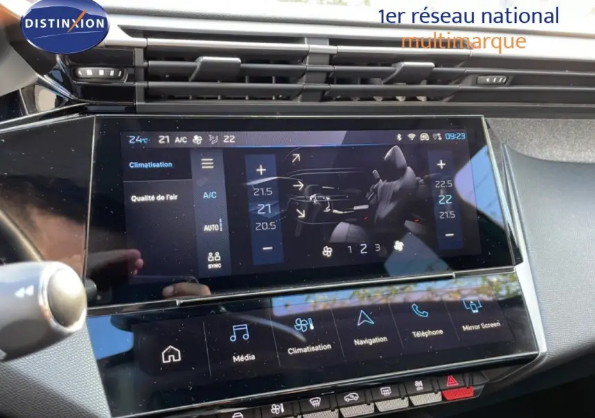Vue rapprochée de l’écran tactile central de la Peugeot 308 2024, affichant le réglage de la climatisation.