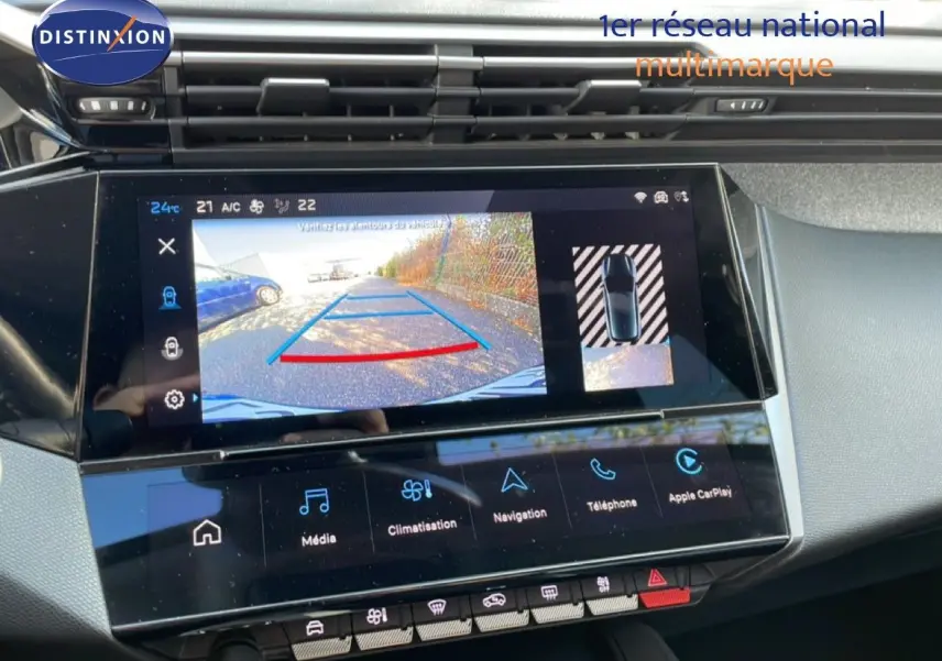Écran central de la Peugeot 308 bleu Obsession 2024 montrant la caméra de recul avec guidage dynamique.