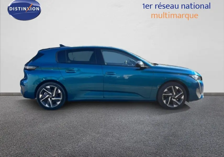 Peugeot 308 2024 bleu obsession métal en profil droit, mettant en valeur ses jantes alliage et lignes dynamiques.