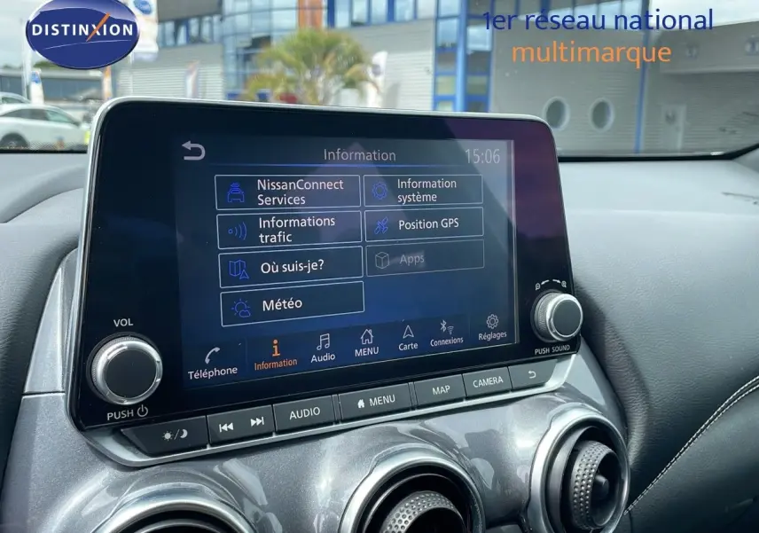 Écran tactile central affichant le menu d'informations du Nissan Juke Hybrid 2023, intérieur gris perle métallique.