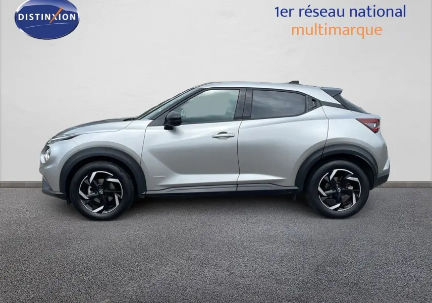 Profil côté gauche d'un Nissan Juke Hybrid 143ch Business+ gris perle métal avec jantes noires et détails modernes.