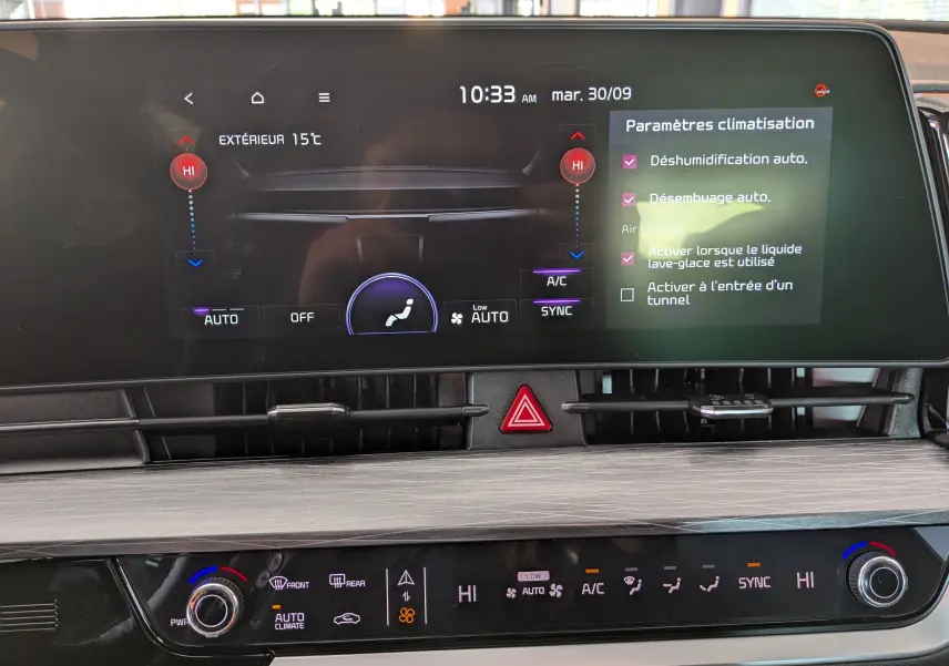 Écran tactile central du Kia Sportage MY25 affichant les paramètres de climatisation automatique bizone et désembuage.