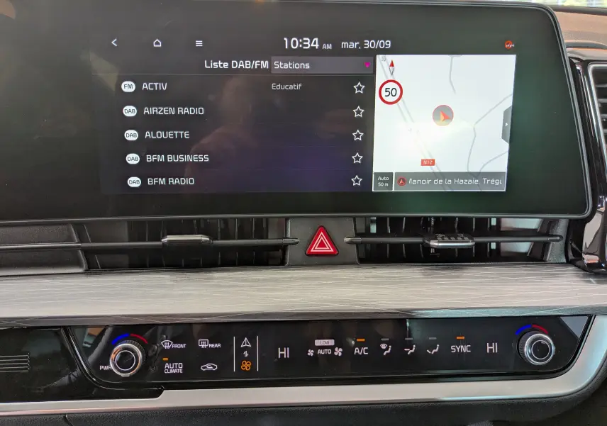 Écran tactile 12,3’’ du système de navigation Kia avec affichage DAB, climatisation automatique bizone et commandes intégrées.