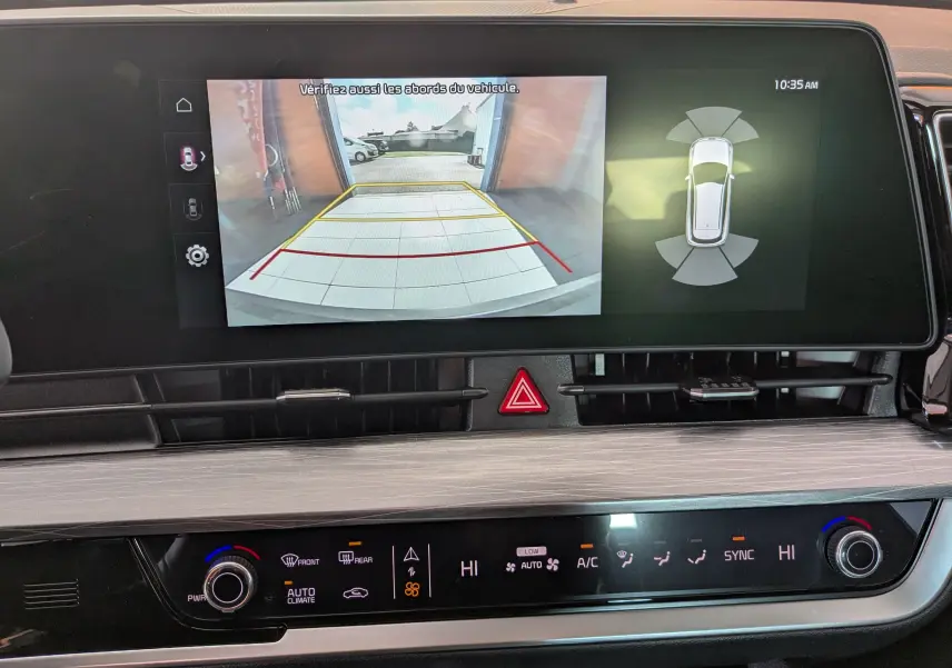 Écran tactile 12,3’’ du Kia Sportage MY25 affichant la caméra de recul et les capteurs de stationnement.