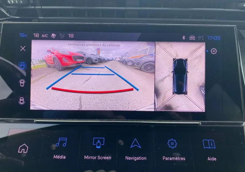 Affichage de la caméra 360° sur écran tactile, vue arrière et vue aérienne du véhicule noir en stationnement.