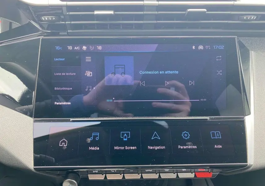 Écran tactile central du Peugeot 308 2023 affichant le menu multimédia et navigation dans l'habitacle.