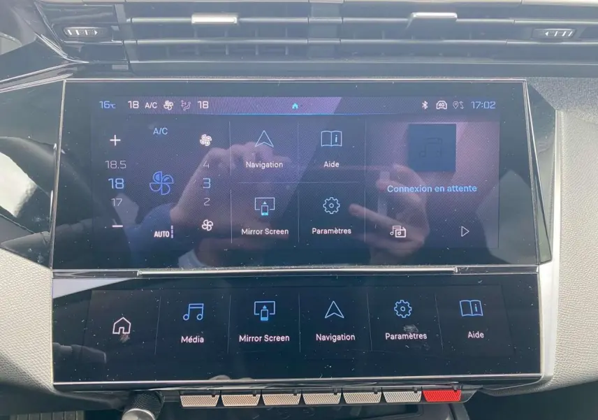 Écran tactile central de la Peugeot 308 2023 affichant la navigation et les réglages climatiques.