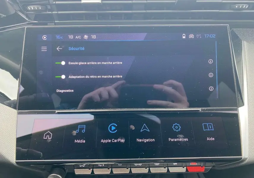 Écran tactile central du Peugeot 308 2023 affichant les réglages de sécurité avec interface Apple CarPlay visible.