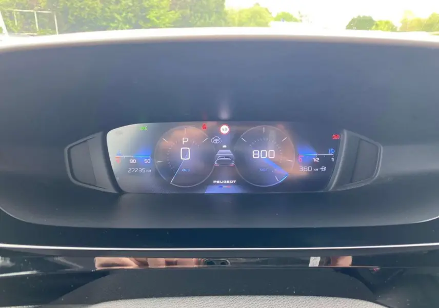 Combiné numérique 10 pouces du Peugeot 308 affichant la vitesse, régime moteur et autonomie, vue de face intérieure.