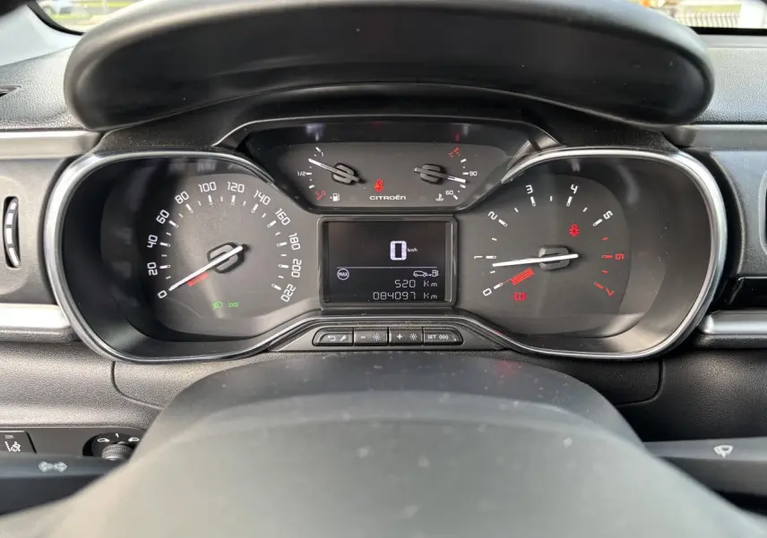 Vue rapprochée du tableau de bord de la Citroën C3 2019, affichage numérique et compteurs analogiques noirs.