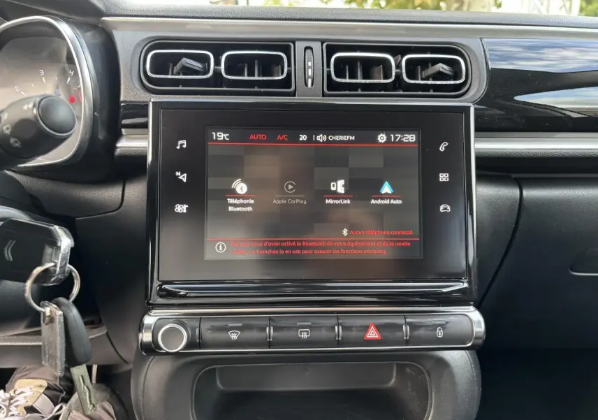 Tablette tactile centrale allumée dans l'habitacle de la Citroën C3 2019, vue frontale du tableau de bord.
