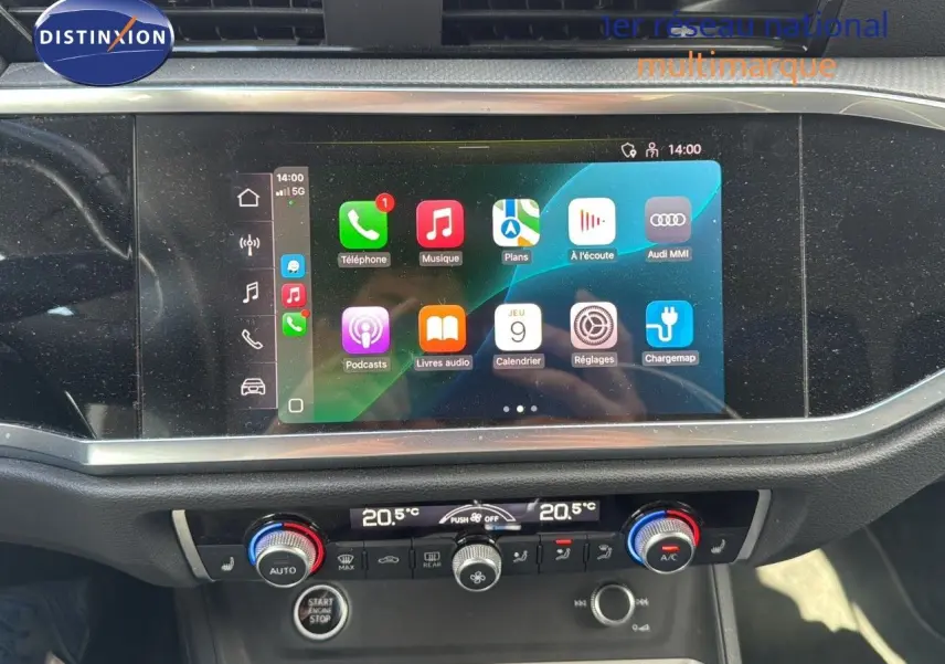 Écran tactile central affichant les applications multimédia dans l'habitacle d'un Audi Q3 Sportback blanc.