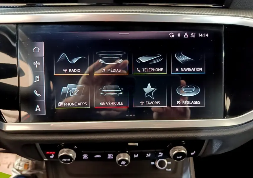 Écran tactile central de l'Audi Q3 35 TFSI S Line 2022 affichant le menu multimédia et navigation.