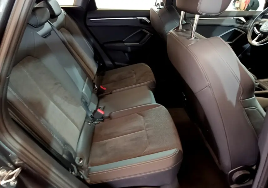 Vue intérieure côté gauche des sièges arrière en tissu et cuir gris foncé de l’Audi Q3 35 TFSI S Line 2022.