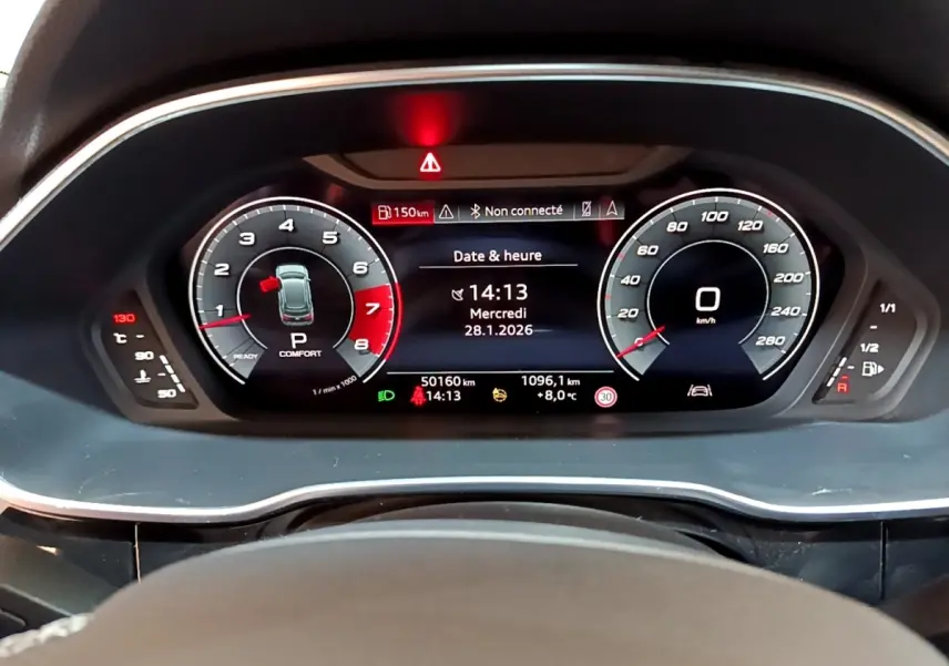 Tableau de bord numérique de l'Audi Q3 35 TFSI S LINE 2022, affichage multifonctions et compteurs digitaux.