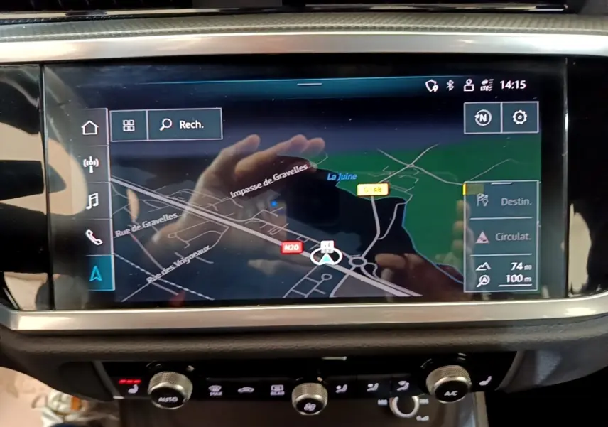 Écran tactile central affichant la navigation GPS dans l’Audi Q3 35 TFSI S Line, intérieur noir.