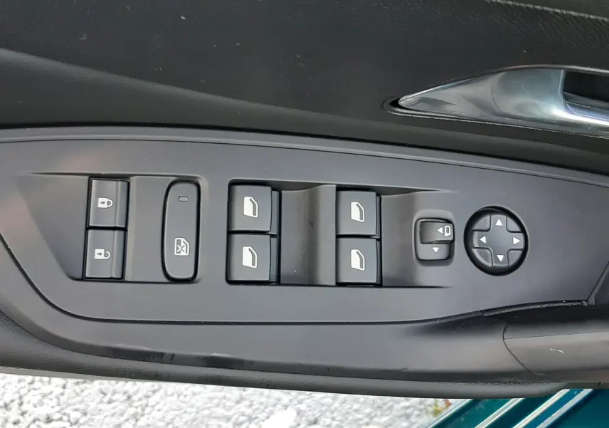 Gros plan sur la console arrière de la Peugeot 308 Bleu Obsession 2026, montrant les aérateurs et deux ports USB.