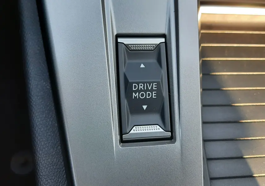 Gros plan sur la console centrale de la Peugeot 308 Bleu Obsession, avec bouton start/stop et commande de boîte automatique.