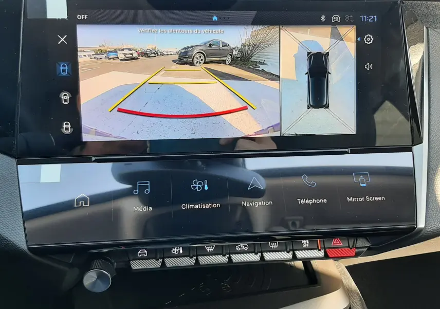 Vue rapprochée de la console centrale de la Peugeot 308 2026, avec levier de vitesses automatique et porte-gobelets noirs.