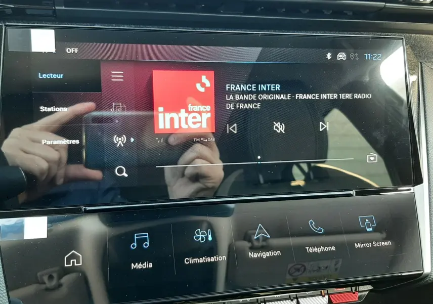 Écran tactile central de navigation du Peugeot 308 Bleu Obsession, affichant une carte routière en mode 3D.