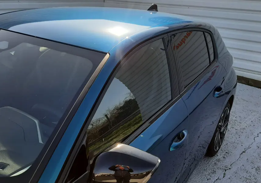 Peugeot 308 Bleu Obsession vue de profil côté gauche, mettant en valeur ses jantes alliage et lignes modernes.