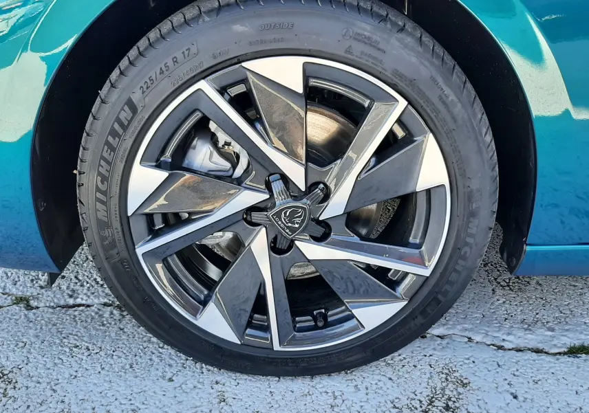 Gros plan sur l'avant droit bleu obsession du Peugeot 308 2026, mettant en valeur le phare et la calandre distinctive.